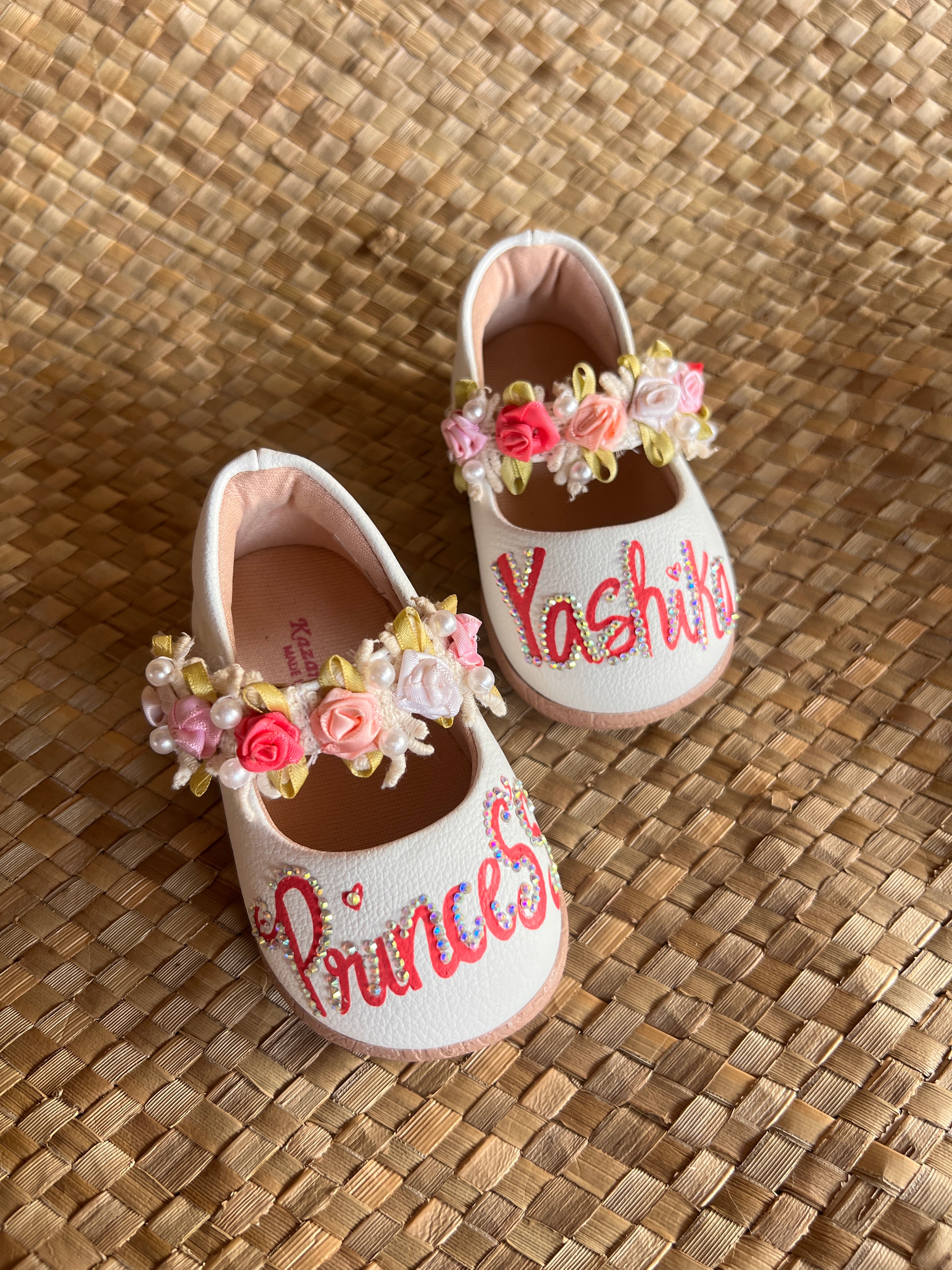 Closed sandals with initials
