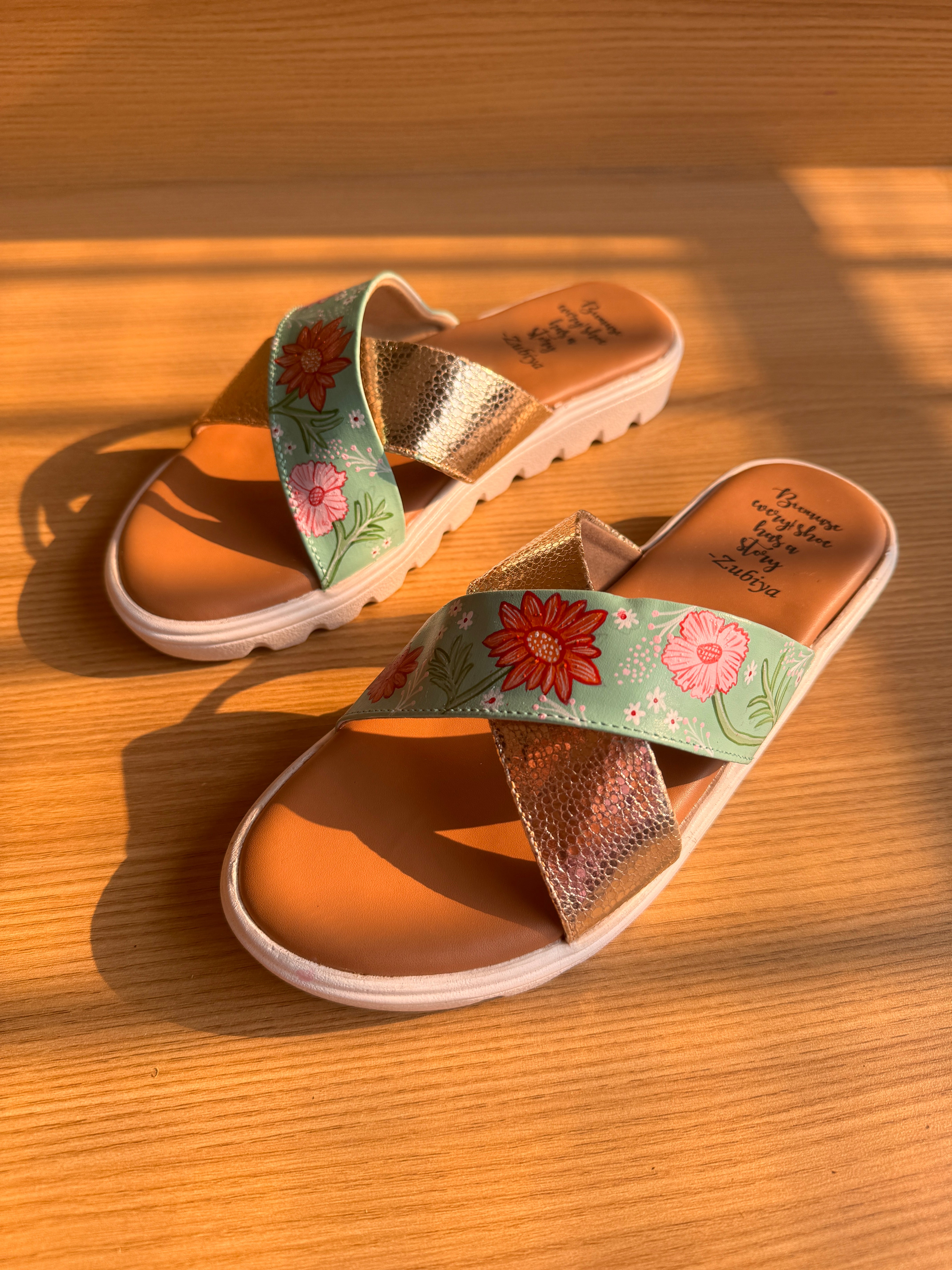 Pista floral criss cross slides