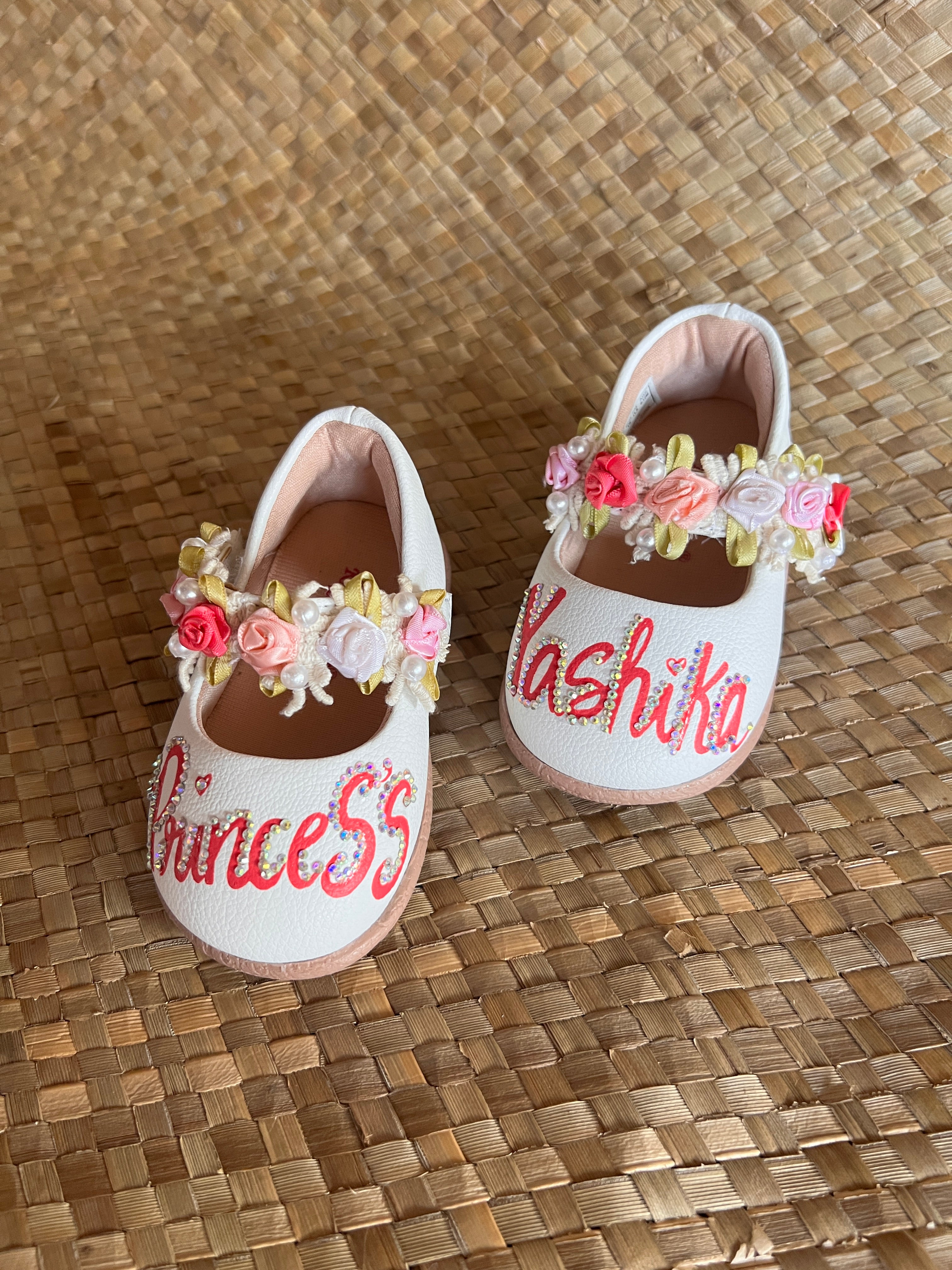 Closed sandals with initials