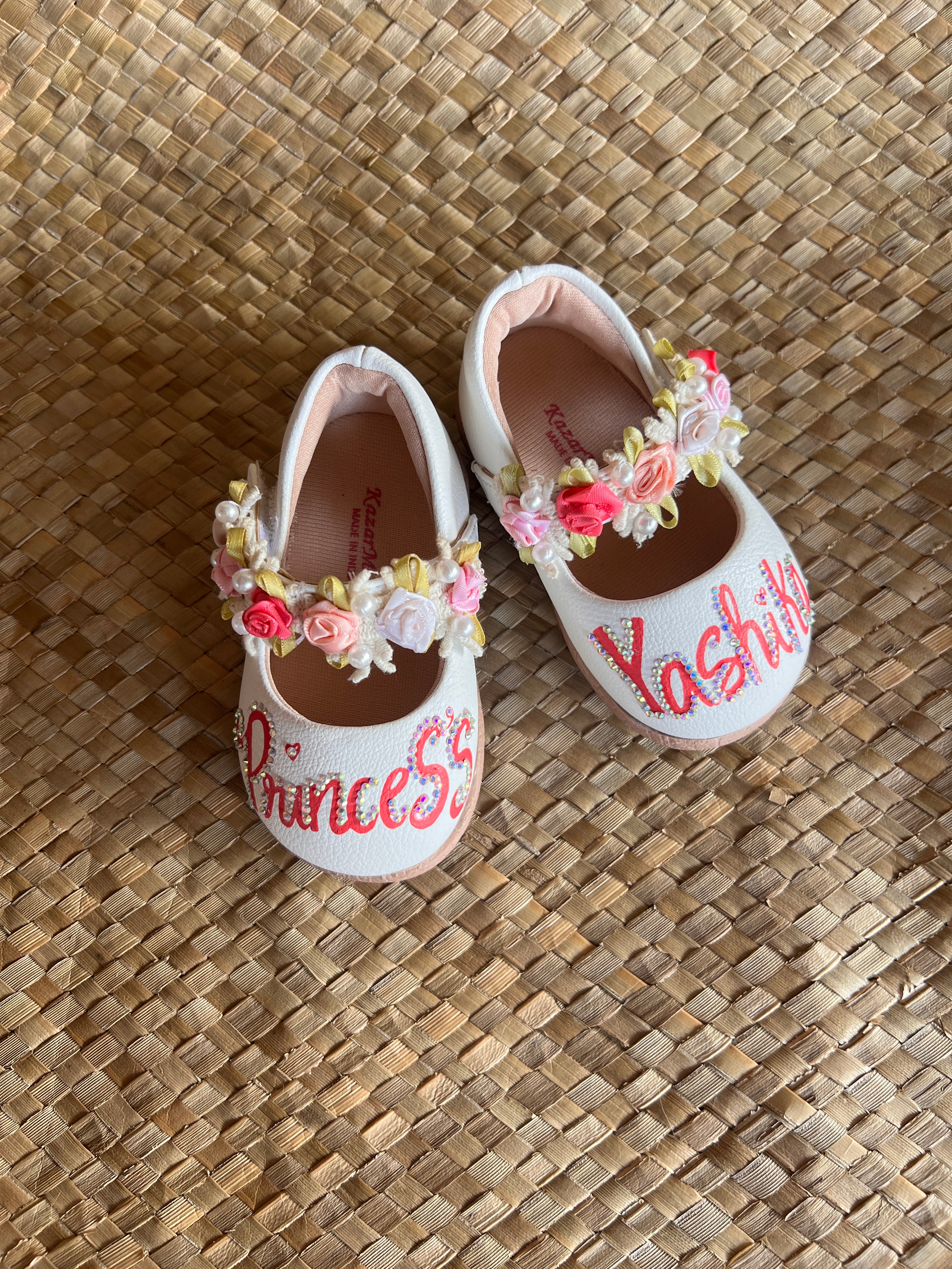 Closed sandals with initials