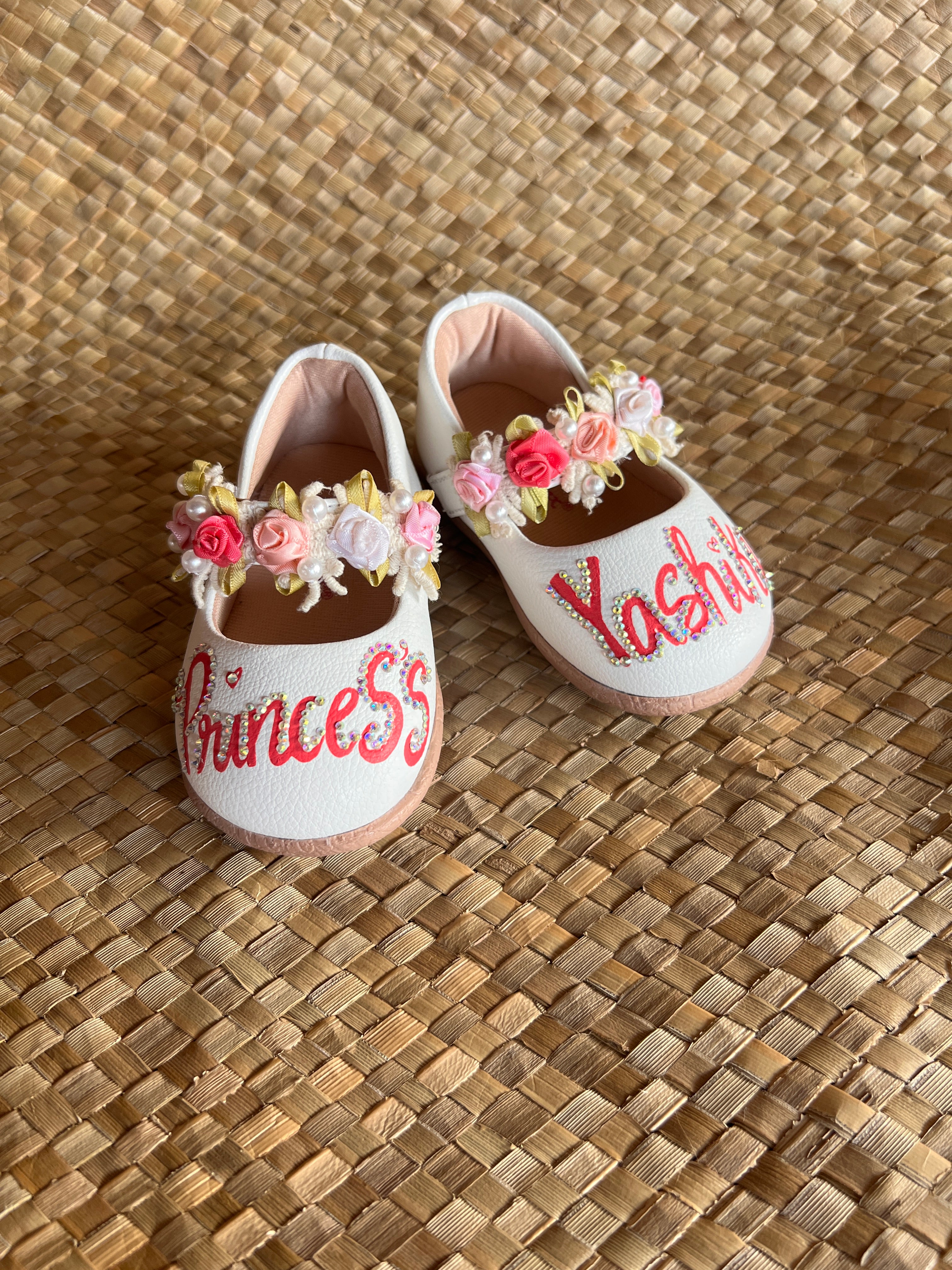 Closed sandals with initials