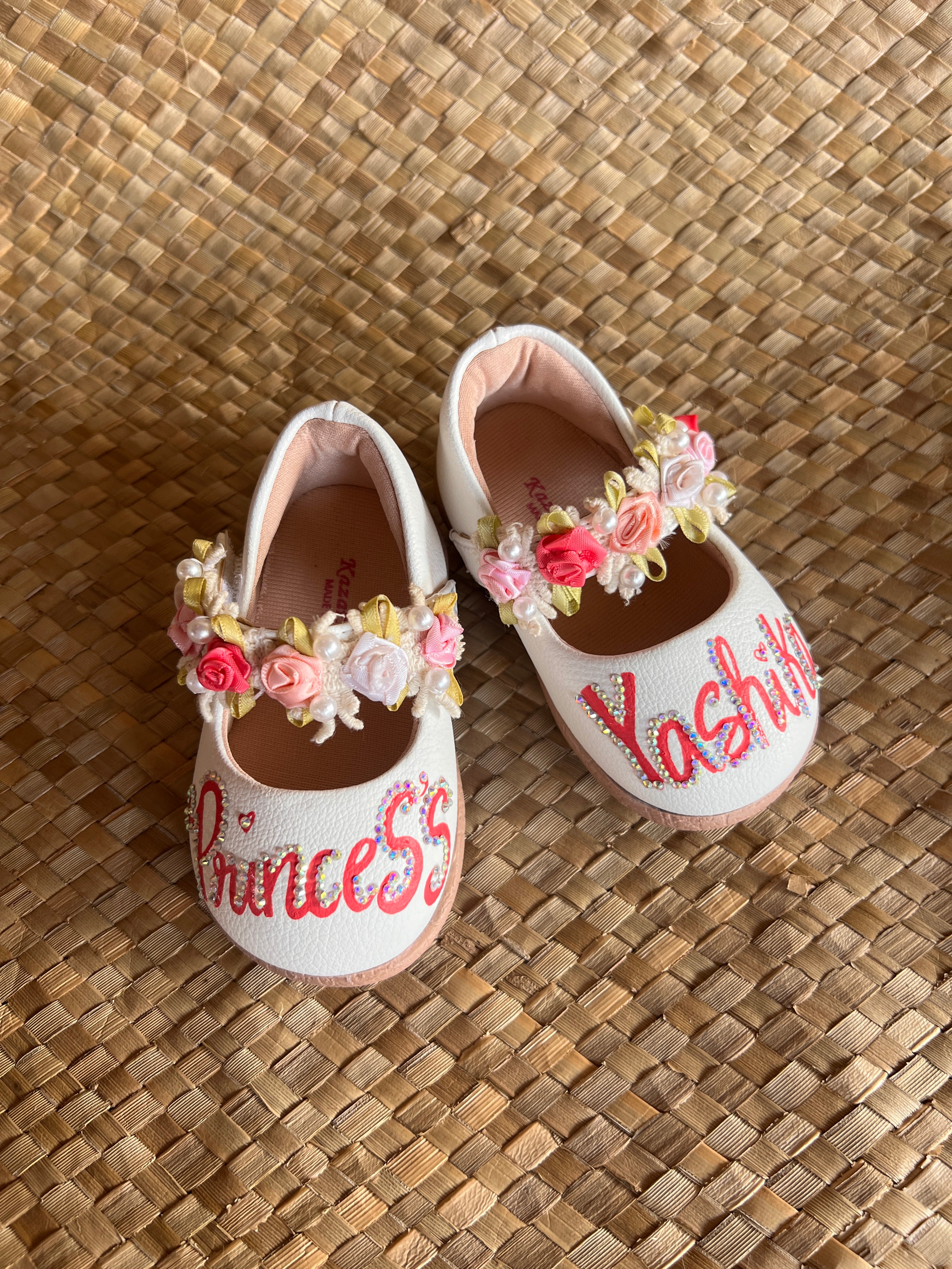 Closed sandals with initials