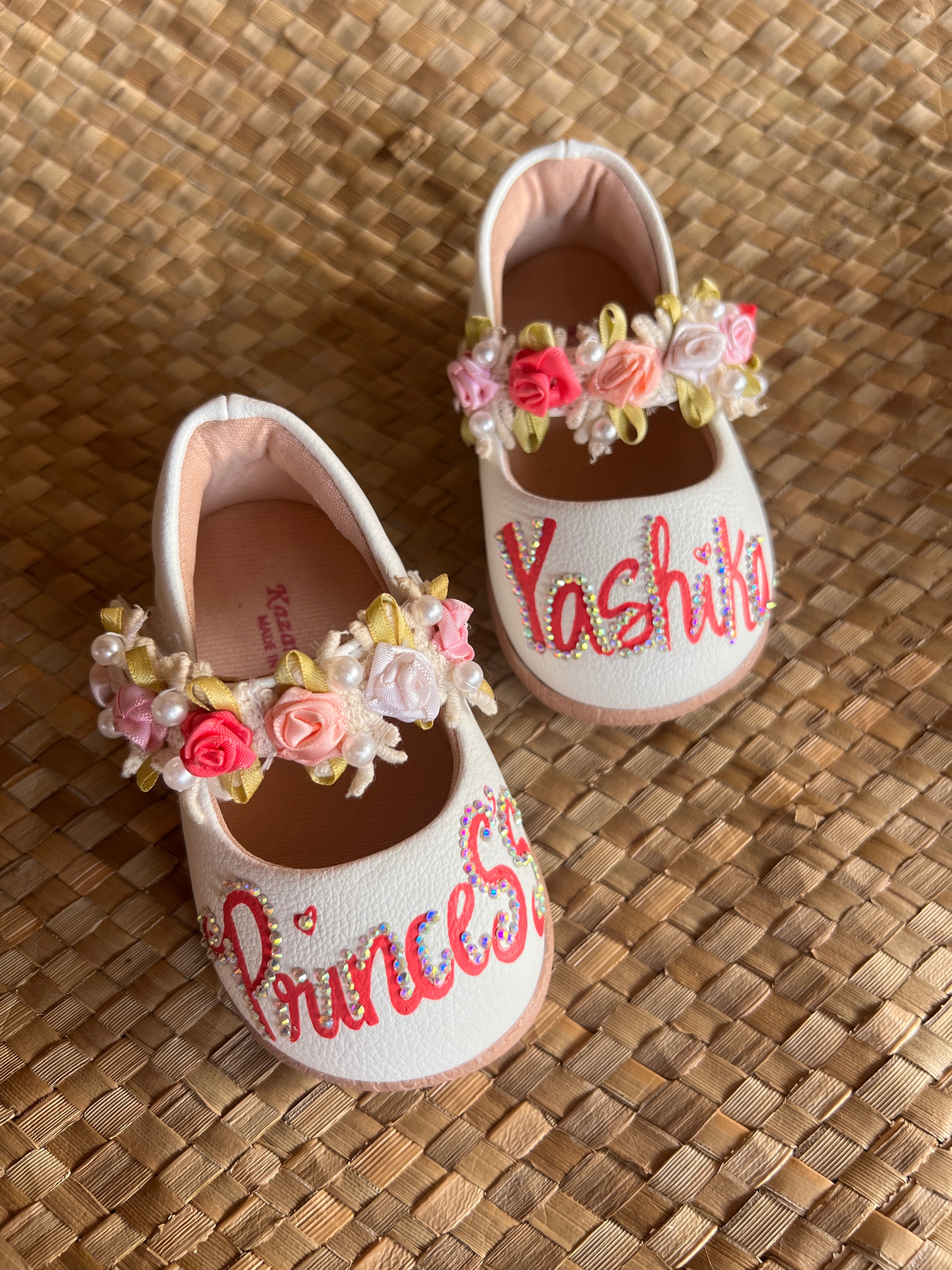 Closed sandals with initials