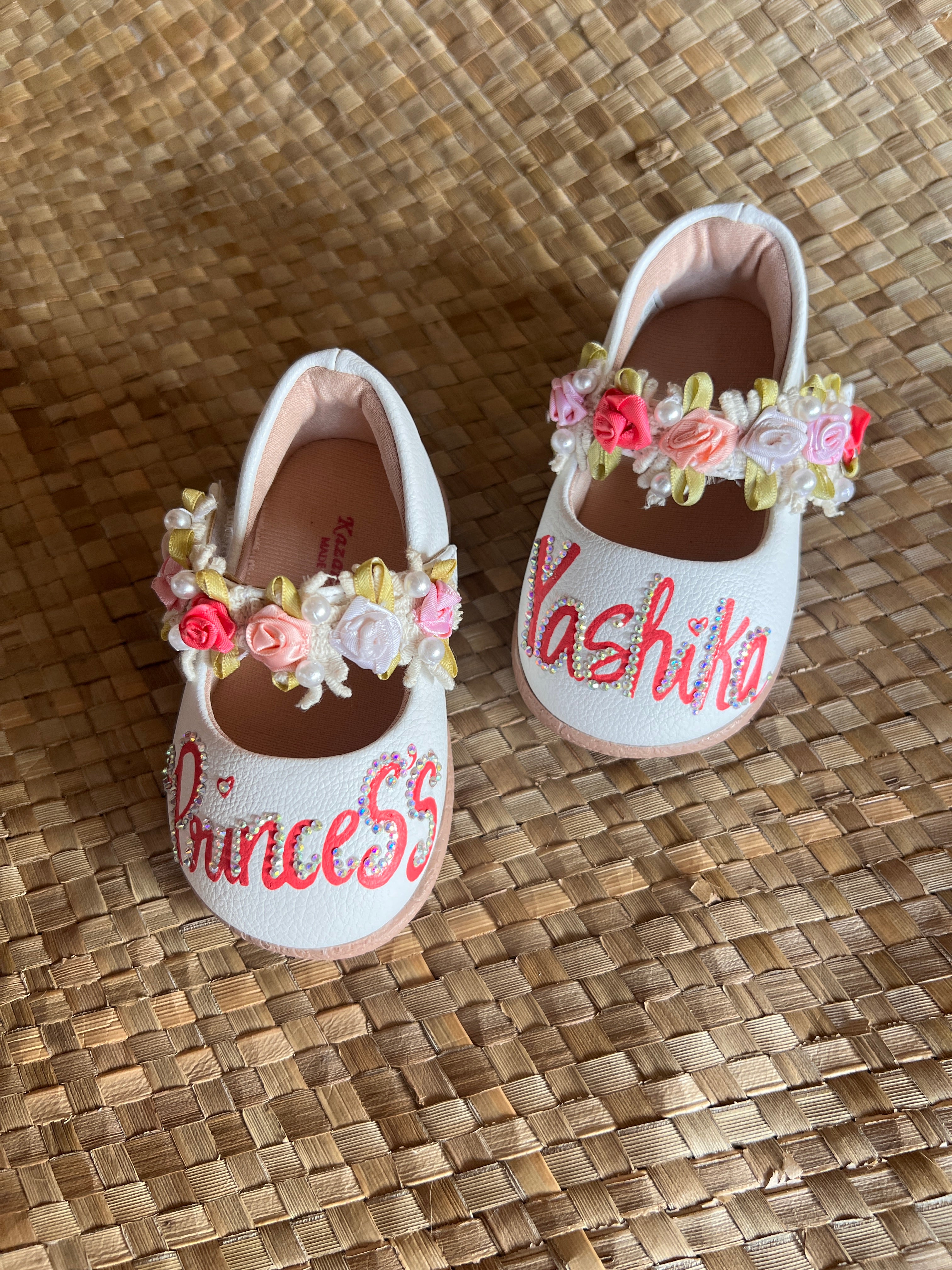 Closed sandals with initials