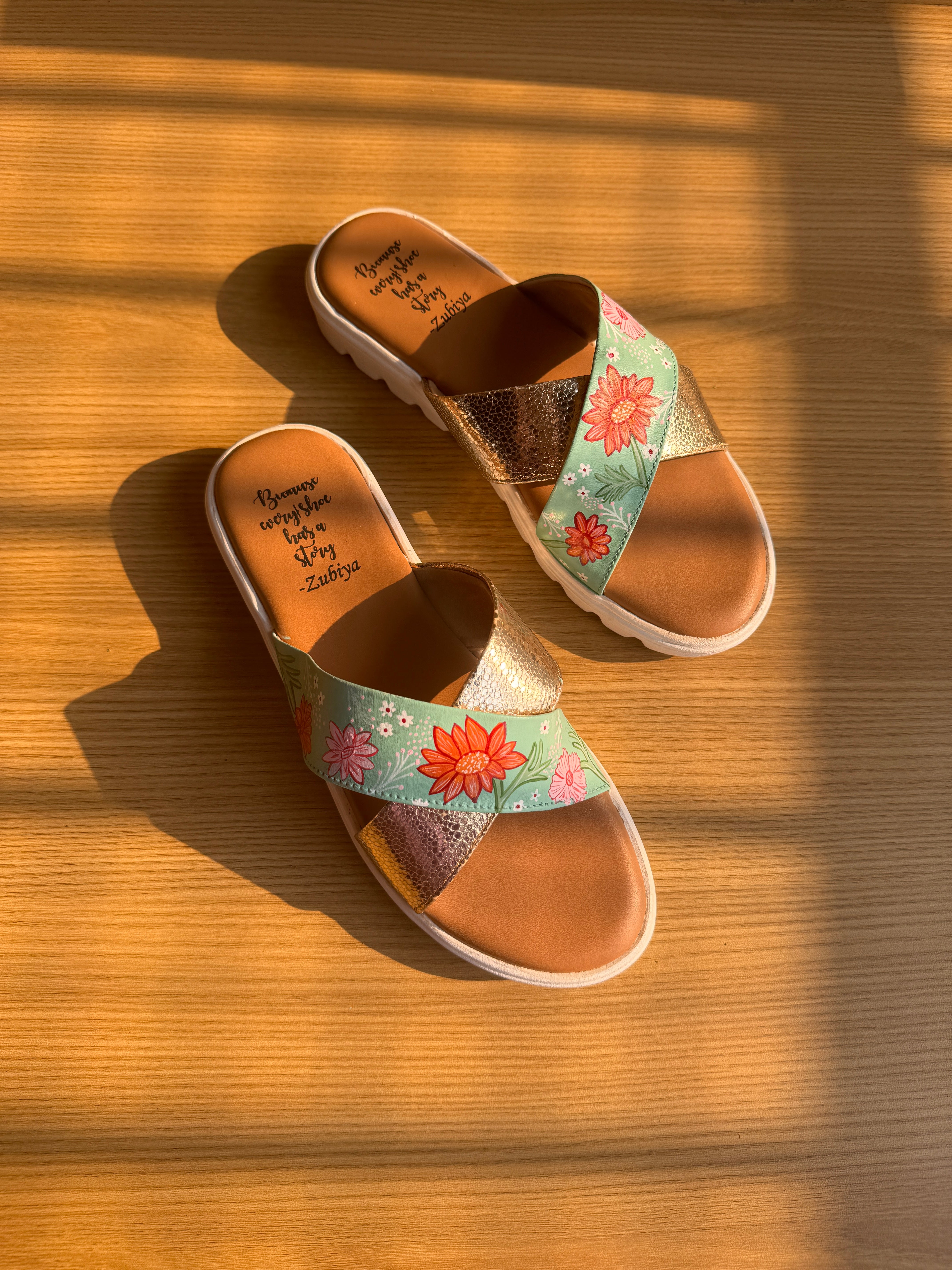 Pista floral criss cross slides