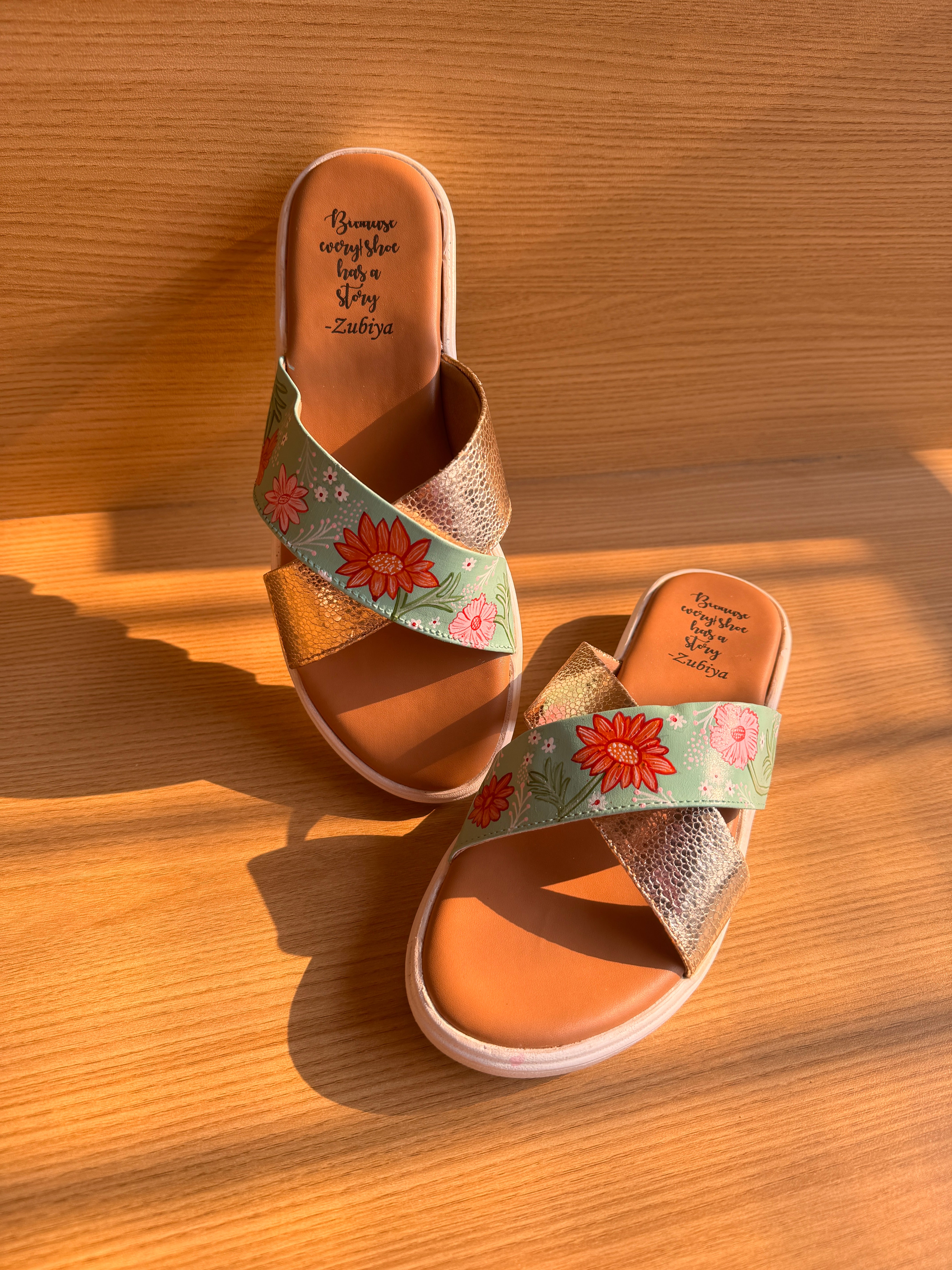 Pista floral criss cross slides