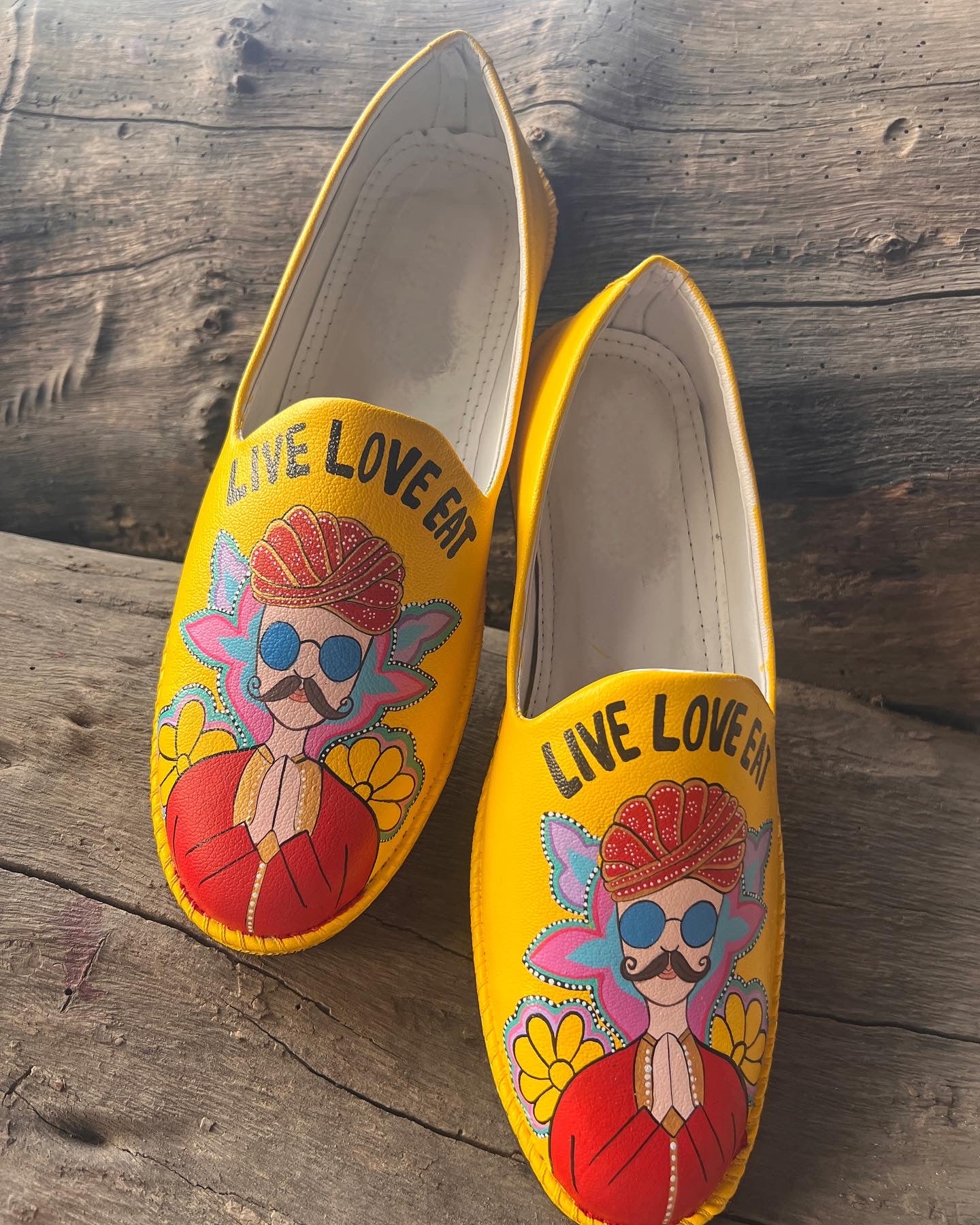 Rajasthani live love eat Mojris