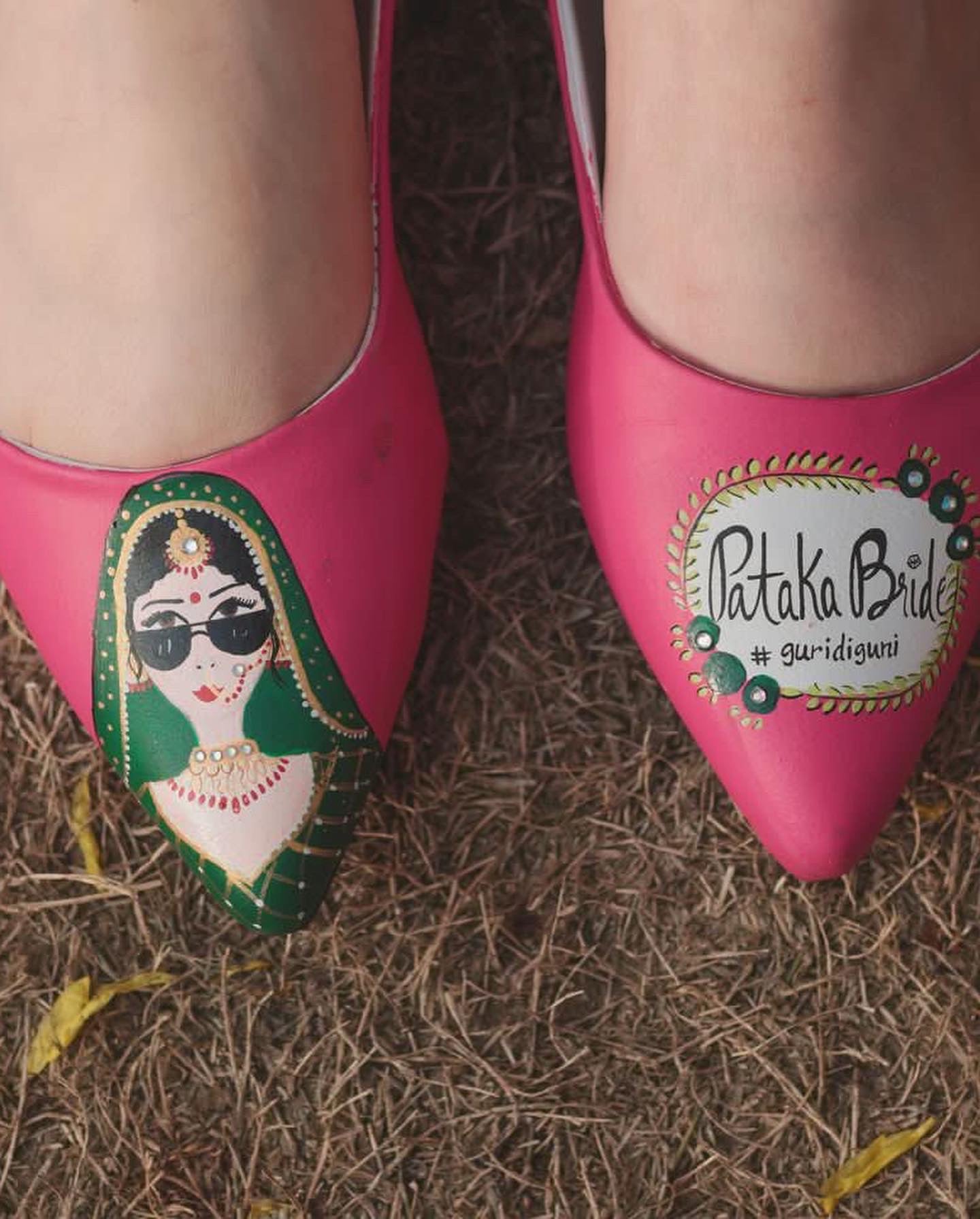 hot pink pointed juttis