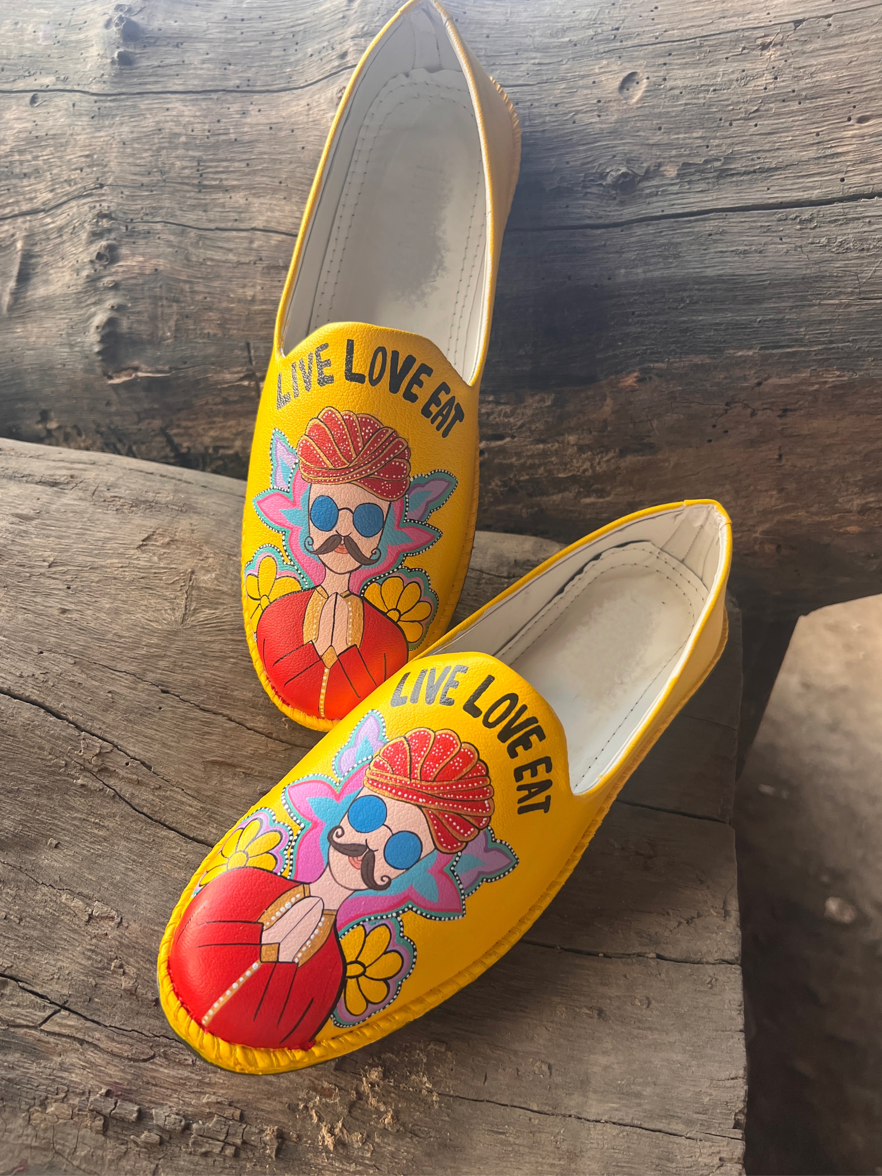 Rajasthani live love eat Mojris