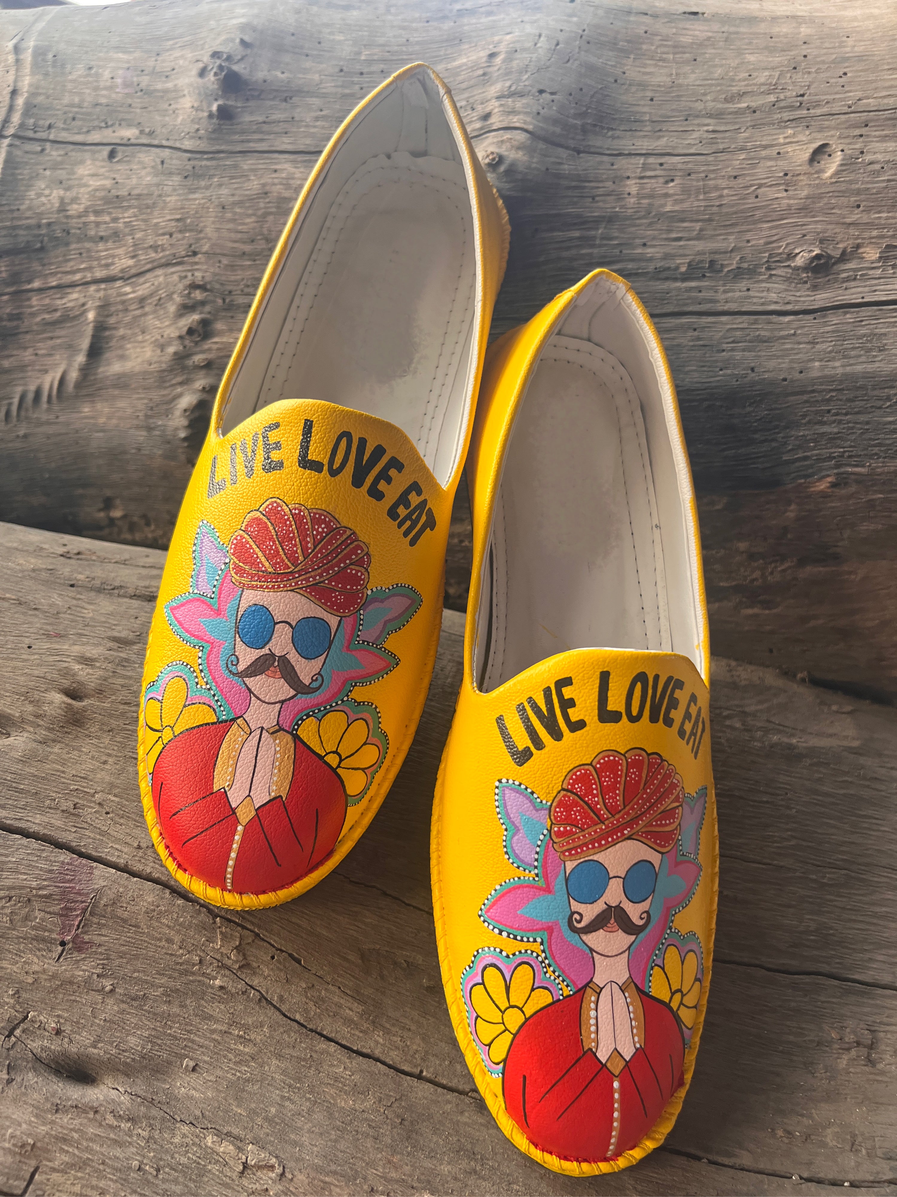 Rajasthani live love eat Mojris