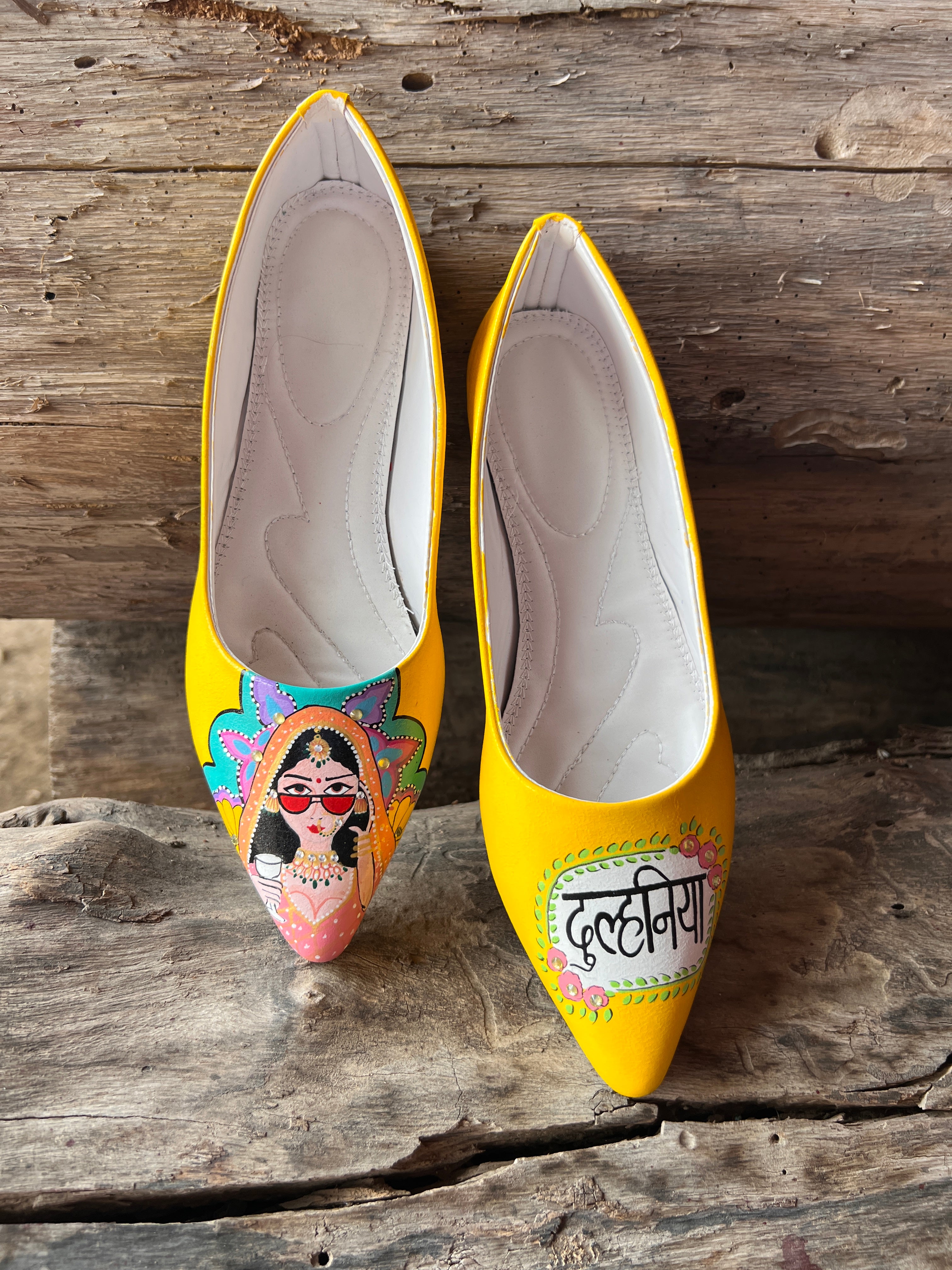 yellow swag dulhan pointed juttis