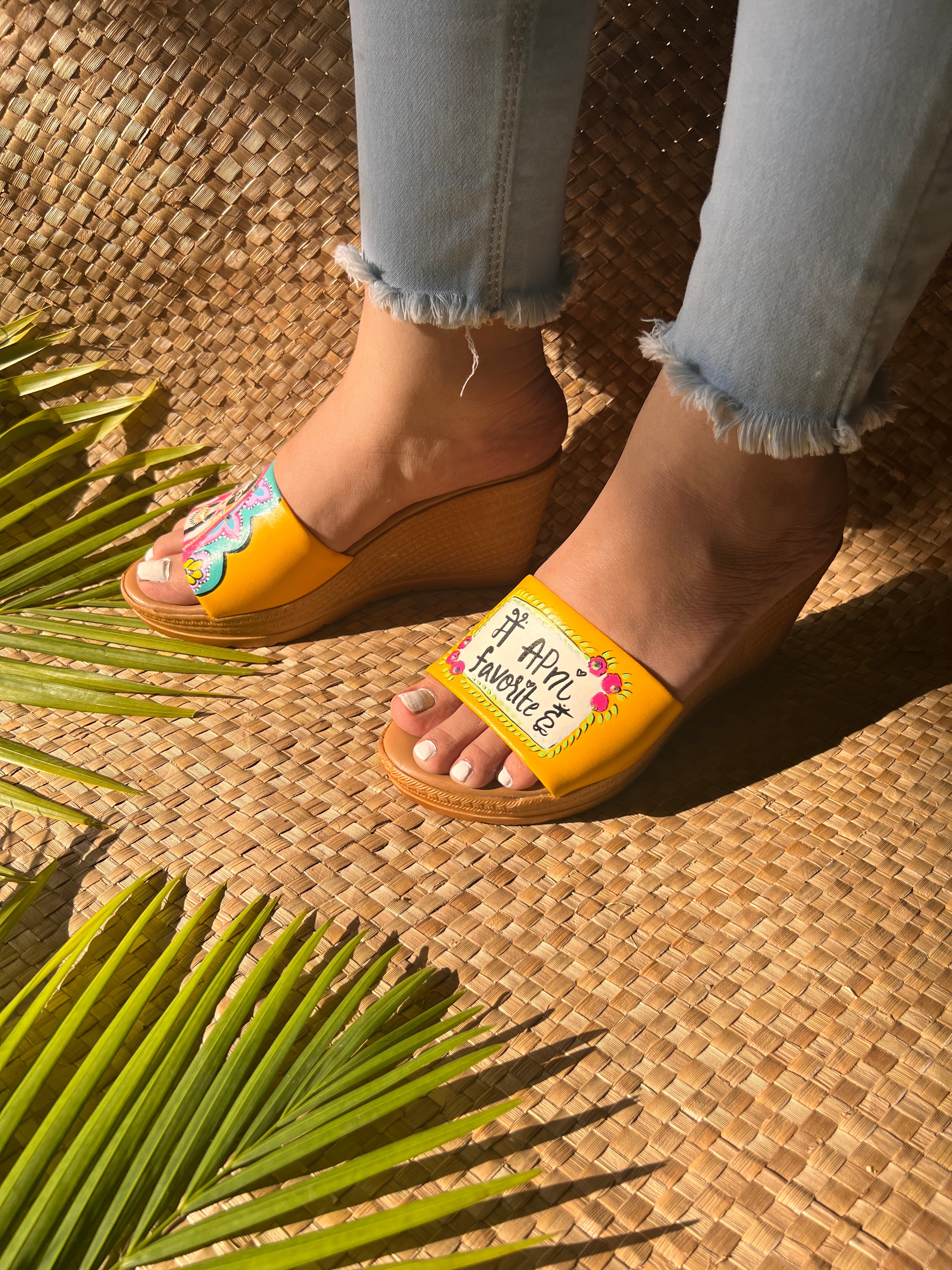 Apni favorite yellow wedges